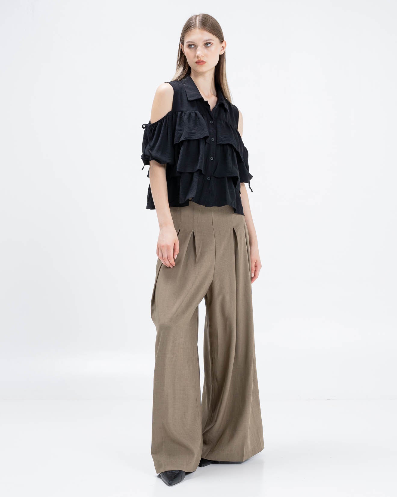 Sahsa Off Shoulder Ruffle Black Top – Blouse Wanita Lengan Pendek - 189982