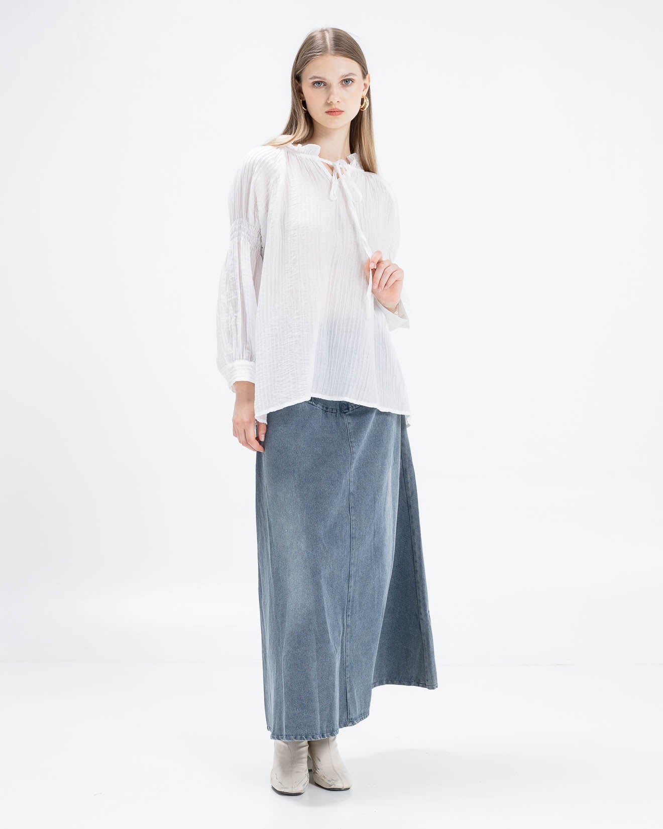 Almafi Ruffle Pleats White Blouse – Atasan Wanita Lengan Panjang - 189998