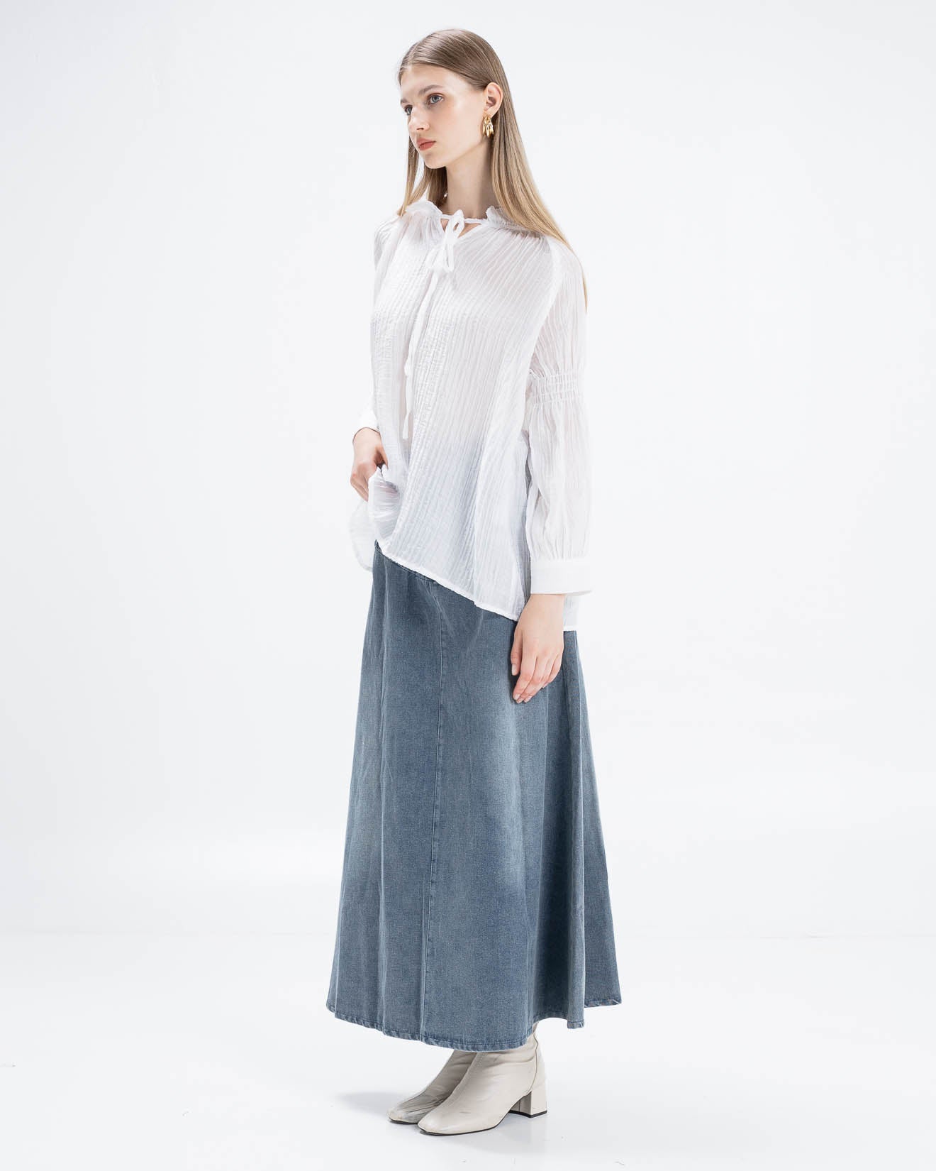 Almafi Ruffle Pleats White Blouse – Atasan Wanita Lengan Panjang - 189998