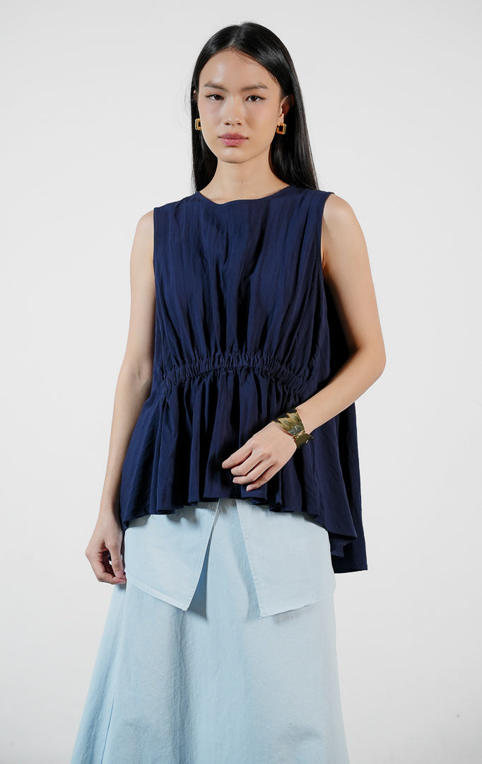 Pakaian wanita model atasan blouse tanpa lengan berkerut dengan kerah bulat bahan katun poliester (round-neck shirred blouse) warna navy Tansy Top untuk gaya kasual elegan. 