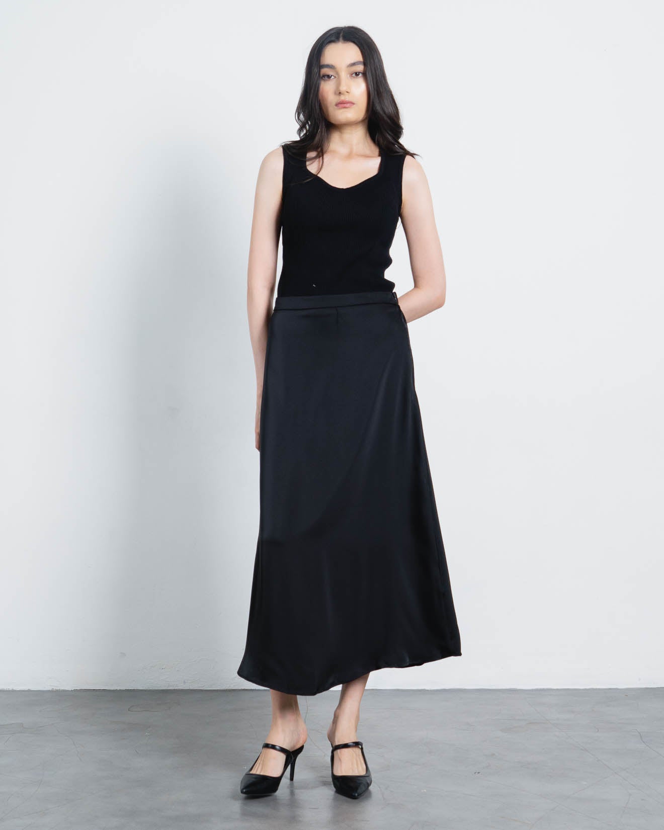 Acha Sinaga – Kristela Satin A-Line Black Skirt – 288952