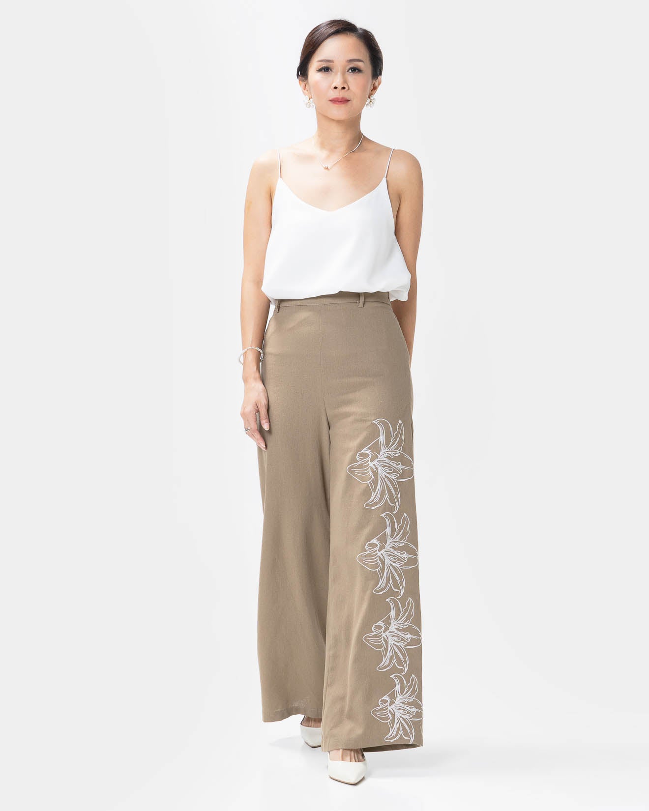 She Blooms - EA Montana Embroidery Lily Brown Pants – Celana Panjang Wanita - 289947