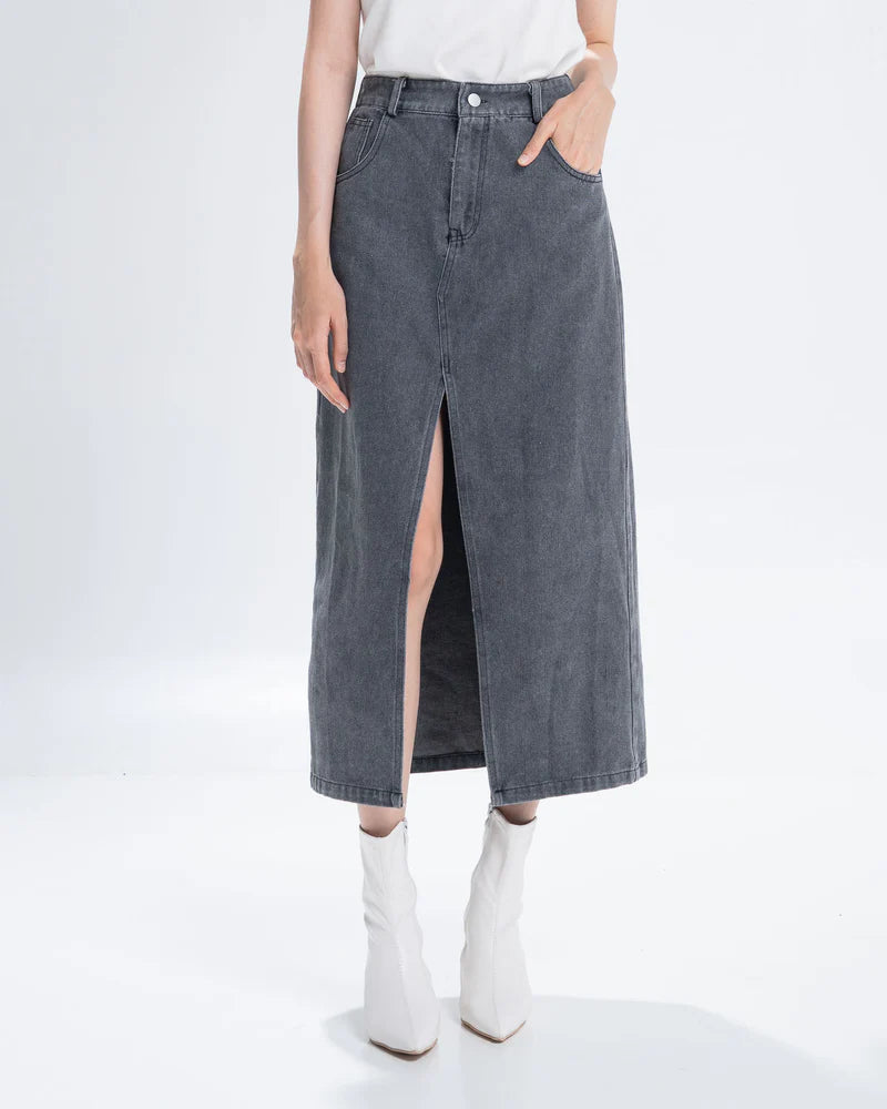 The Stage 28 Skirt Black
