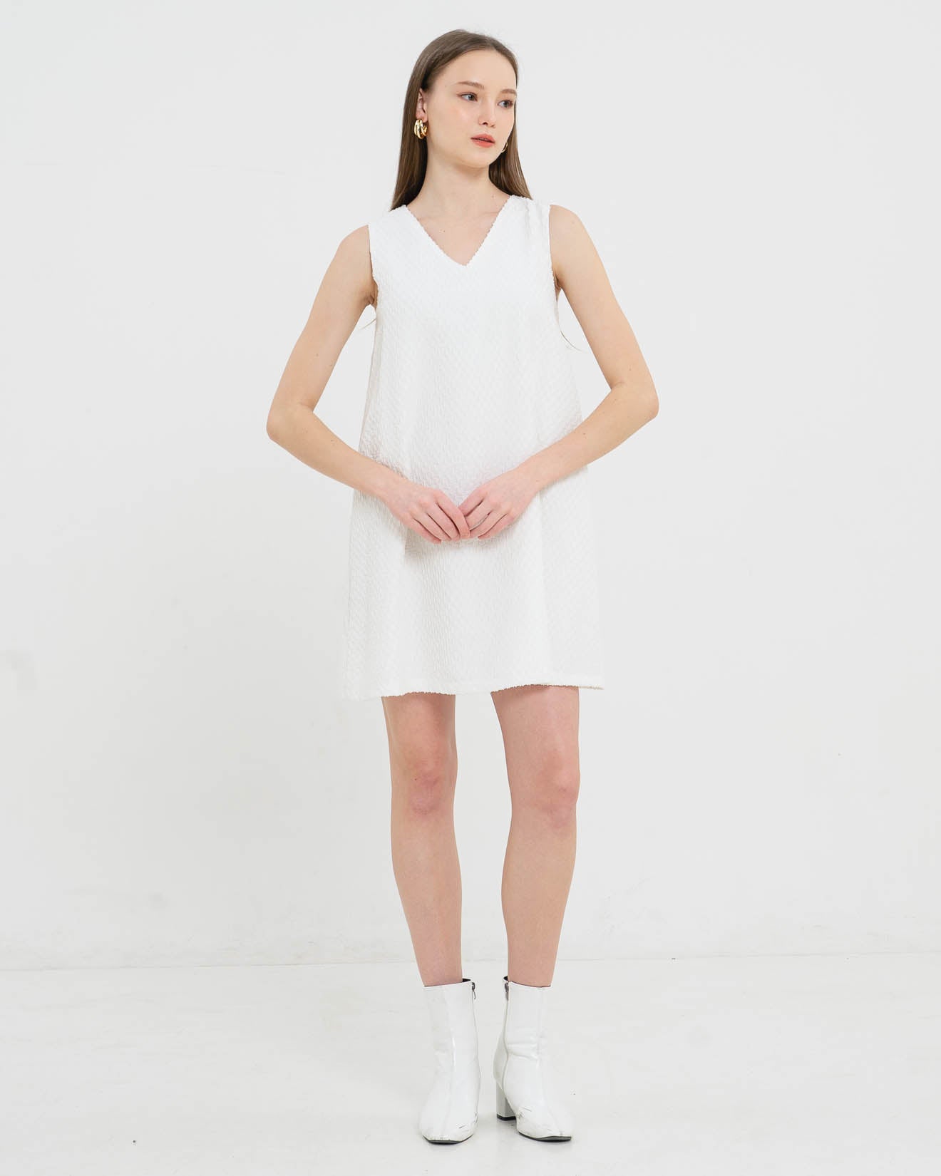 Pamela Textured Sleeveless White Dress – Gaun Casual Wanita - 788223