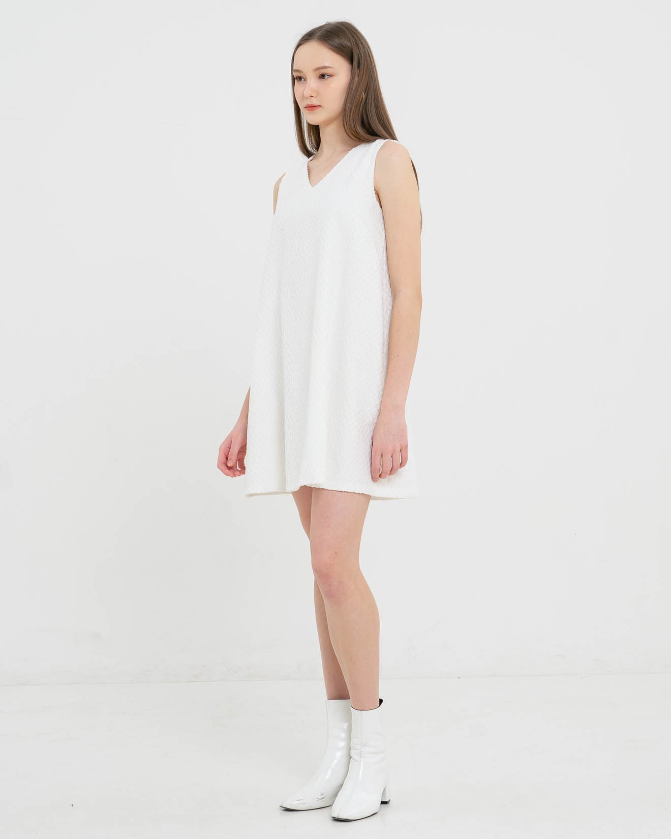 Pamela Textured Sleeveless White Dress – Gaun Casual Wanita - 788223