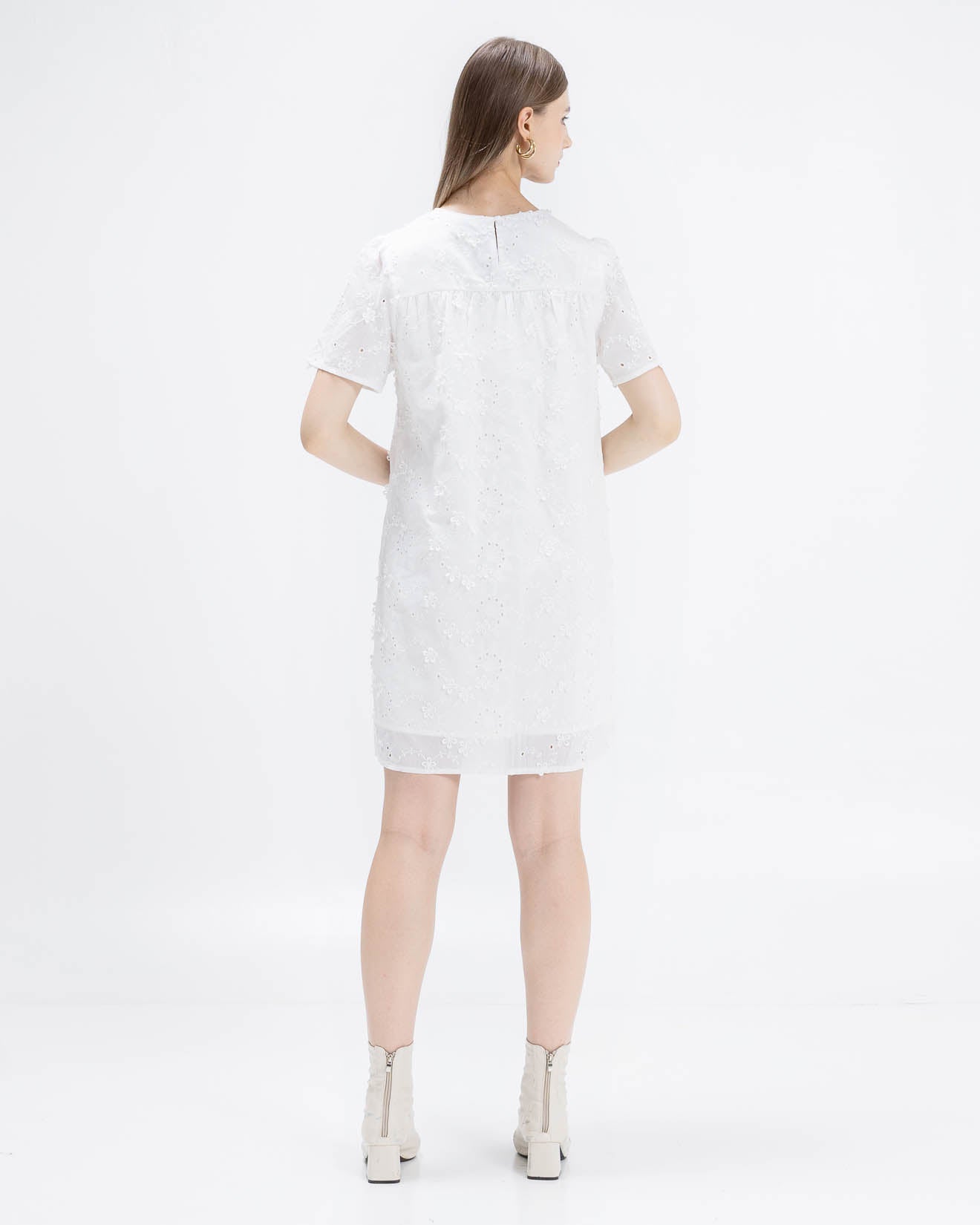 Cassie Crochet White Dress – Gaun Midi Wanita - 789322