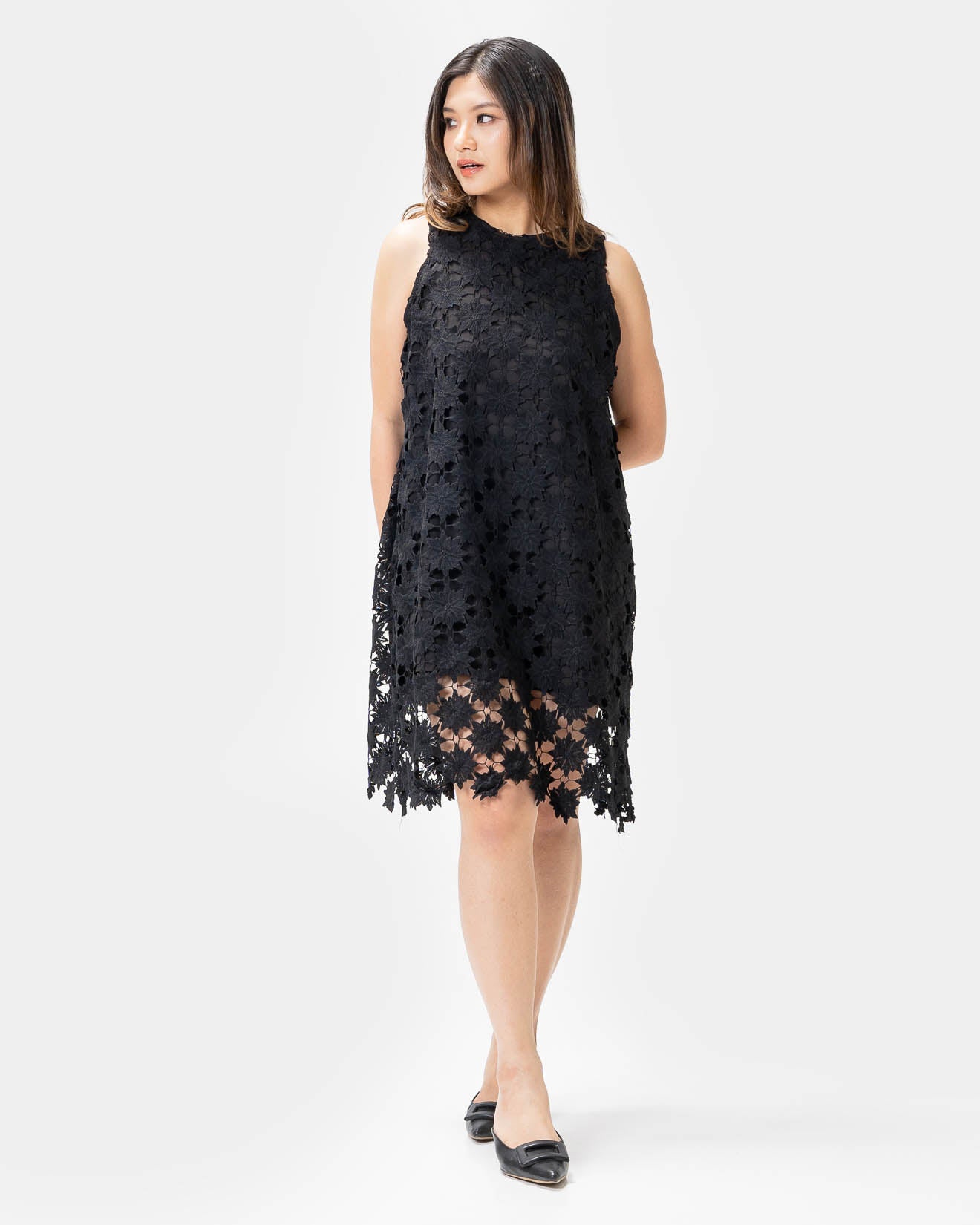 She Blooms - EA Maeve Crochet Black Dress - Dress Wanita Korea- 789915