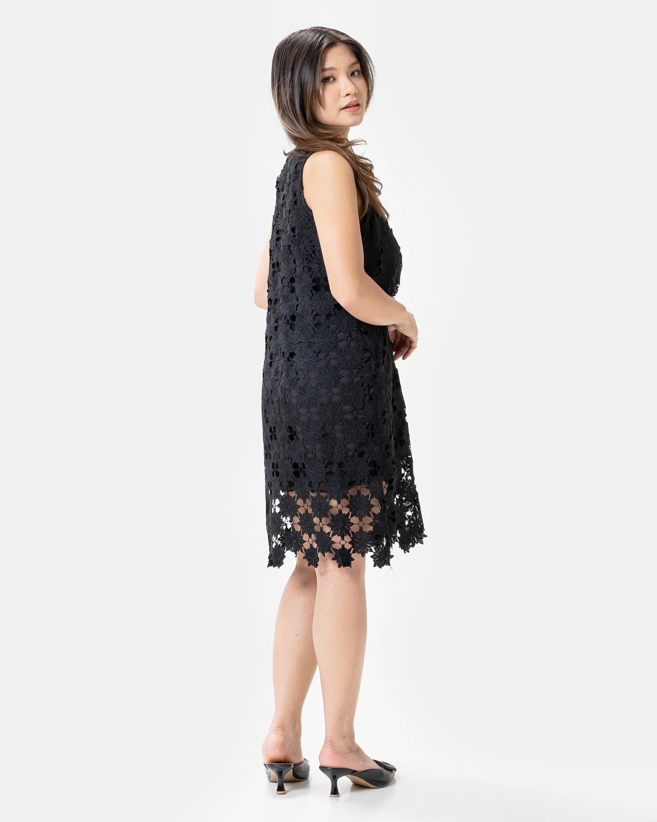 She Blooms - EA Maeve Crochet Black Dress - Dress Wanita Korea- 789915