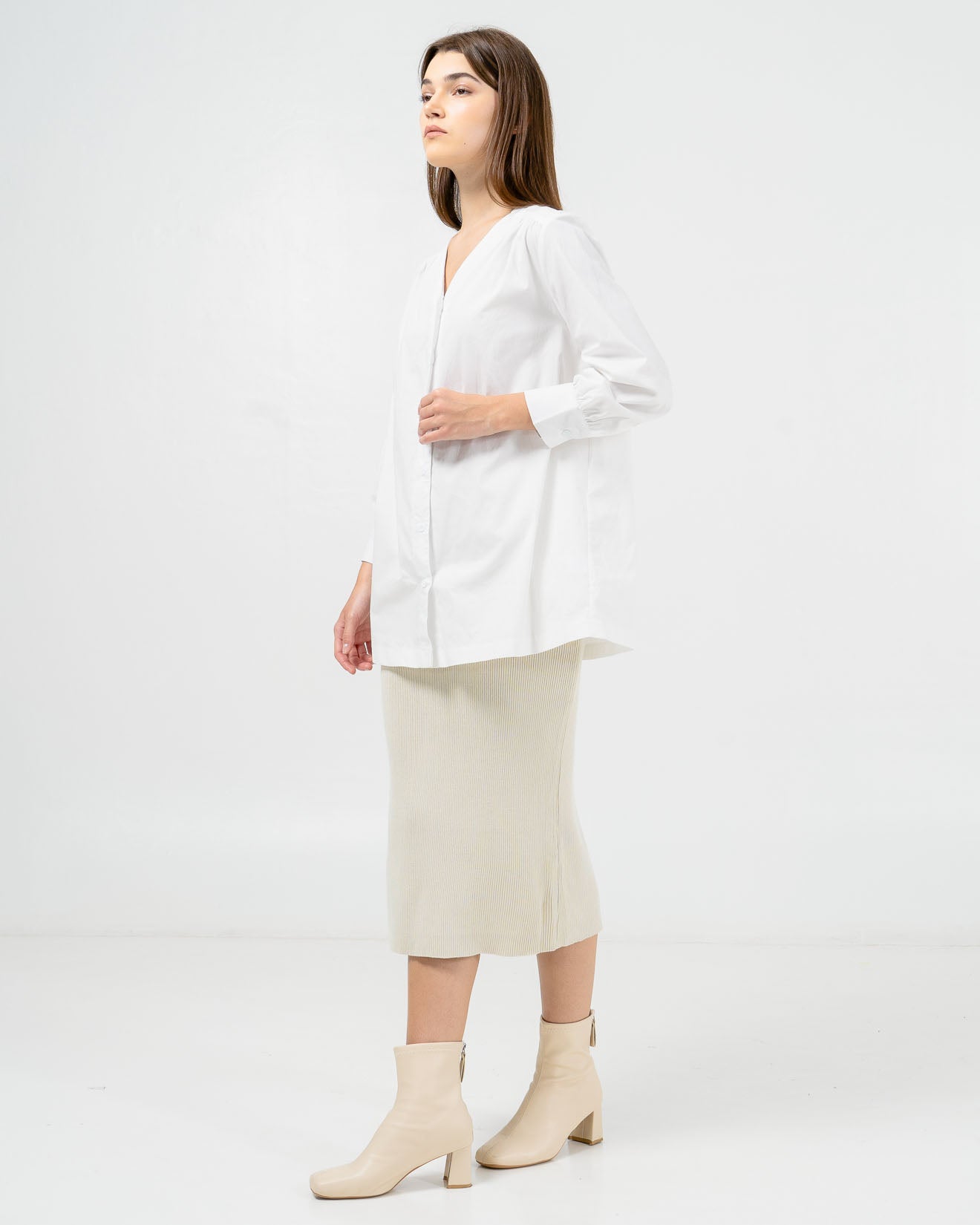 Fiora Oversized V-Neck White Top –  Baju Atasan Wanita Lengan Panjang