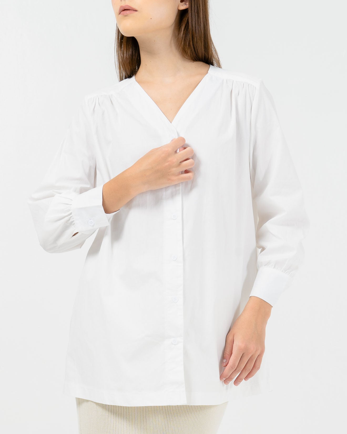 Fiora Oversized V-Neck White Top –  Baju Atasan Wanita Lengan Panjang