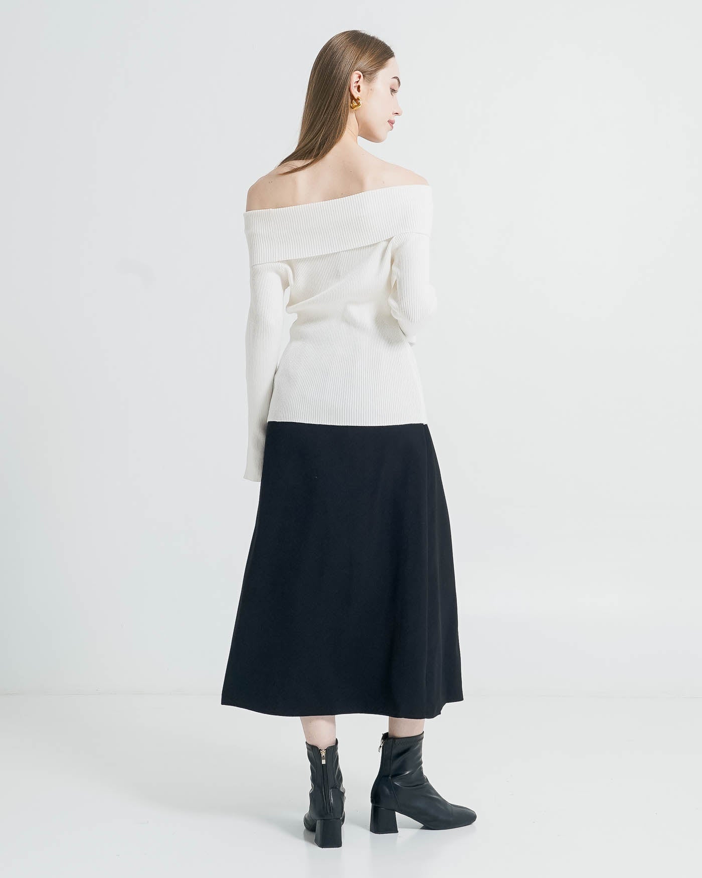 Elina Off-Shoulder Knit White Top – Atasan Wanita Rajut Lengan Panjang