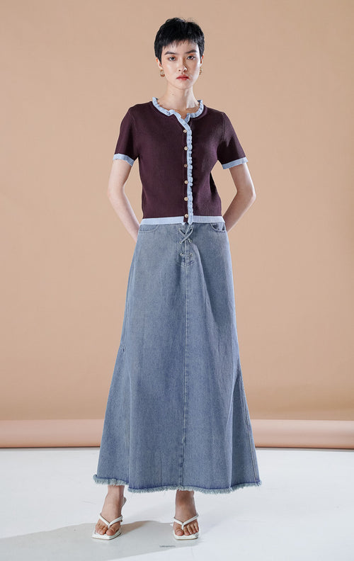 Amalia Top Dark Brown, atasan rajut lengan pendek warna cokelat tua dengan detail trim kerut warna biru muda pada kerah, tengah baju, dan ujung lengan.