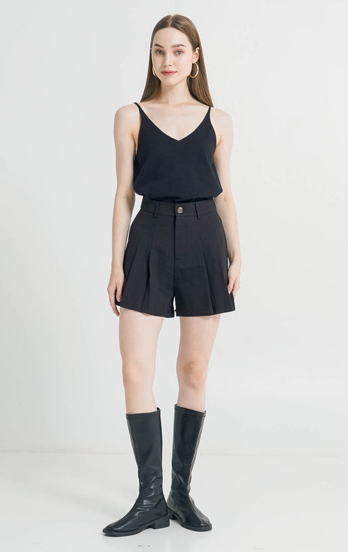 Zella Pleats Black Shorts – Celana Pendek Wanita Kekinian