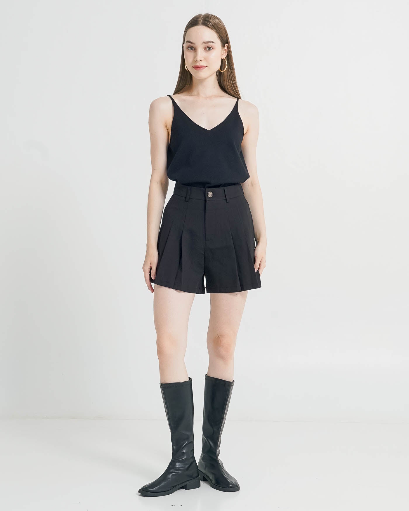 Zella Pleats Black Shorts – Celana Pendek Wanita Kekinian