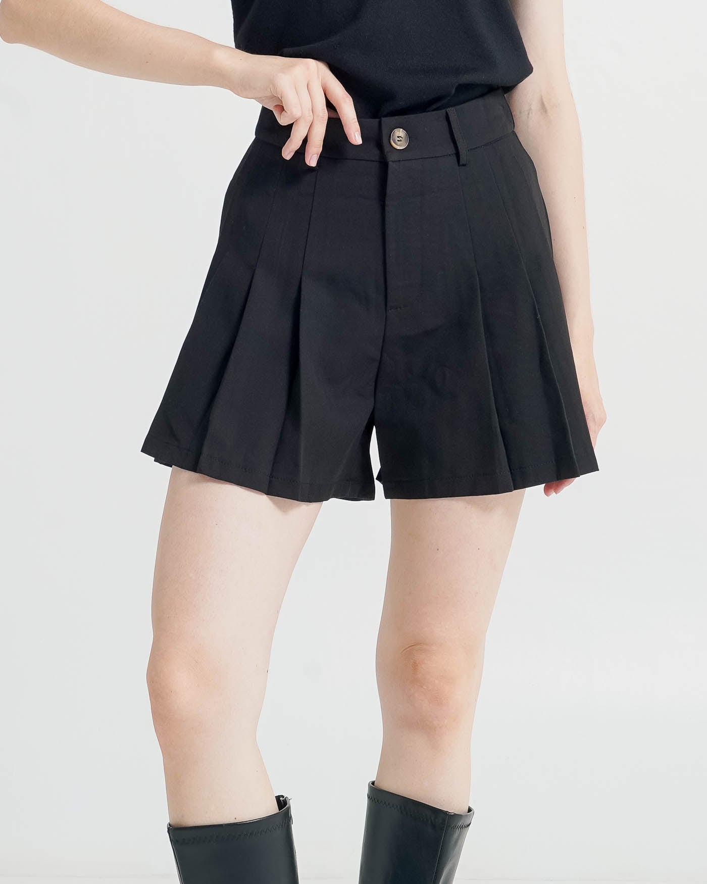 Zella Pleats Black Shorts – Celana Pendek Wanita Kekinian