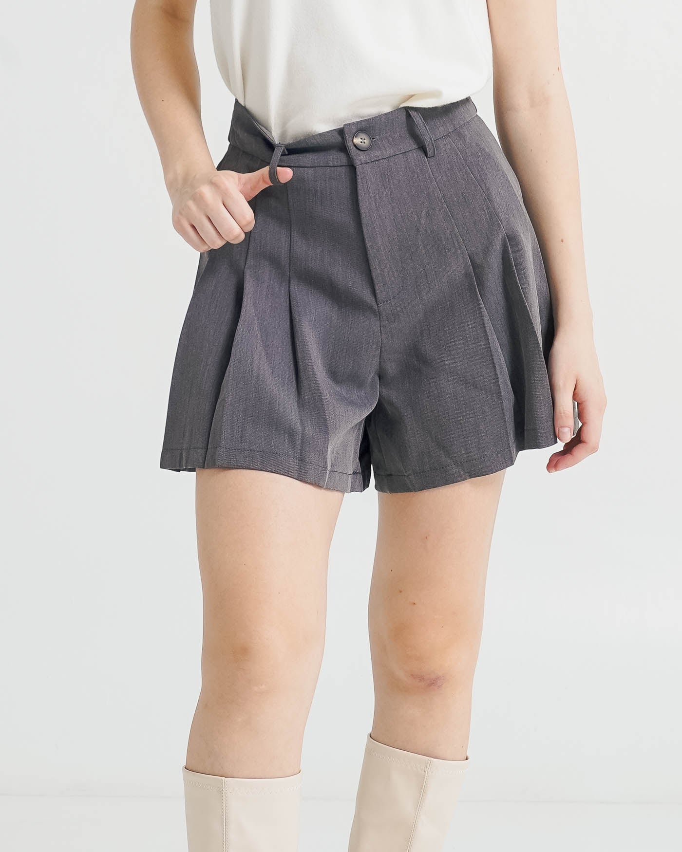 Zella Pleats Grey Shorts – Celana Pendek Wanita Kekinian