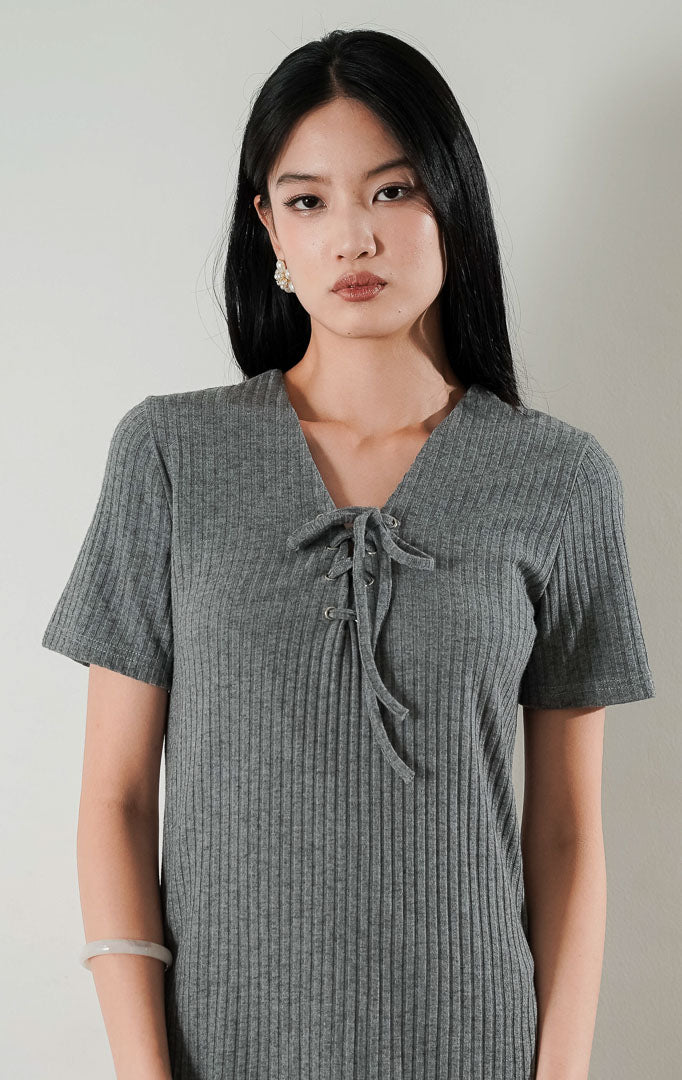 Brooklyn Dress Grey, gaun rajut lengan pendek berwarna abu abu dengan tekstur ribbed vertikal dan detail tali serut di bagian kerah V.