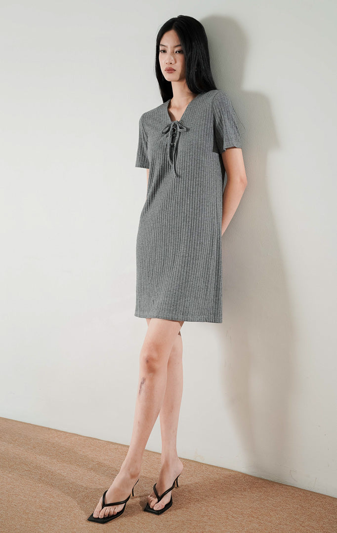 Brooklyn Dress Grey, gaun rajut lengan pendek berwarna abu abu dengan tekstur ribbed vertikal dan detail tali serut di bagian kerah V.