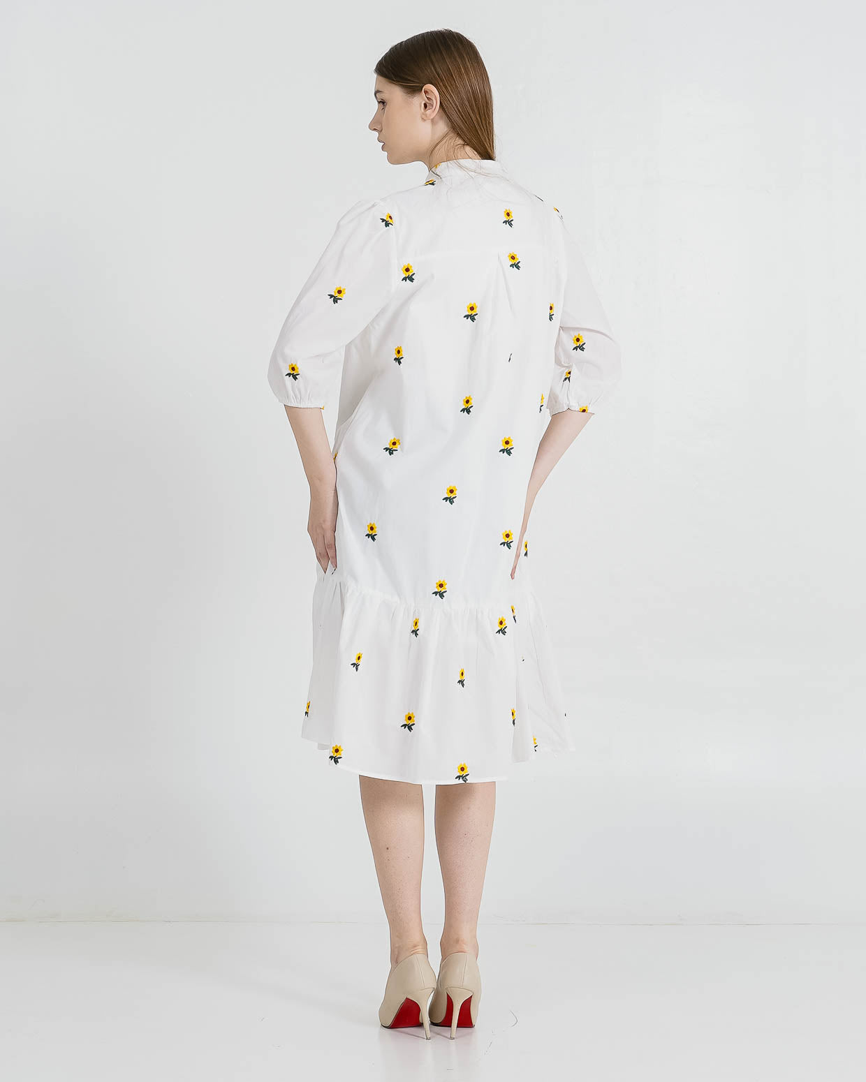 Euthalia Sunflower Embroidery White Dress – Gaun Midi Wanita