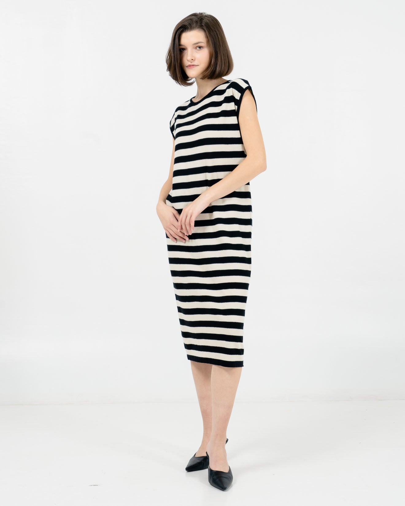 Emelia Striped Knit Black Dress – Gaun Knit Wanita Tanpa Lengan