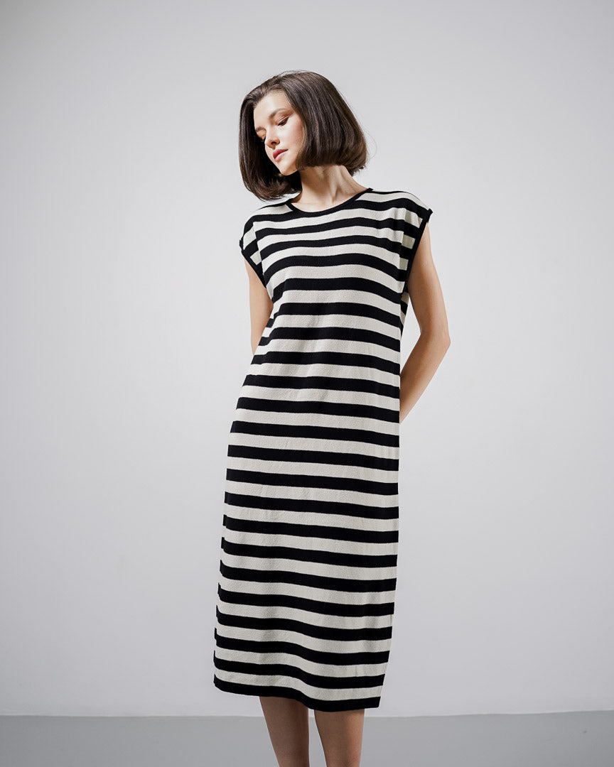 Emelia Striped Knit Black Dress – Gaun Knit Wanita Tanpa Lengan