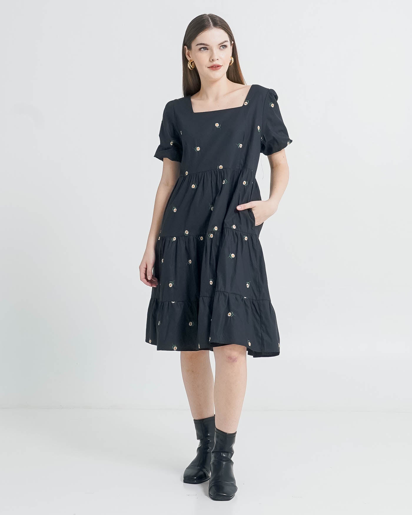 Beluna Embroidery Black Dress – Gaun Midi Floral Wanita Casual