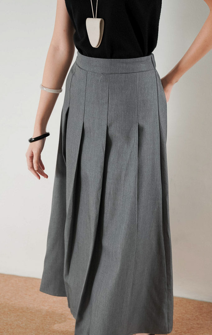 Darana Skirt Grey, rok panjang A line warna abu abu dengan detail lipit (pleats) yang rapi, dipadukan dengan tank top hitam