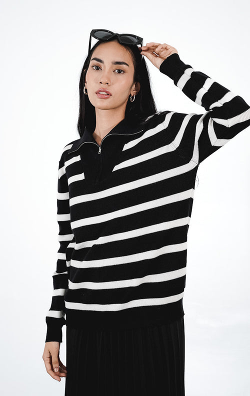 Ellis Sweater warna hitam, sweater rajut lengan panjang motif garis horizontal putih dengan kerah tinggi beresleting (half-zip).