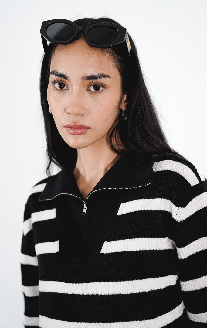 Ellis Sweater warna hitam, sweater rajut lengan panjang motif garis horizontal putih dengan kerah tinggi beresleting (half-zip).
