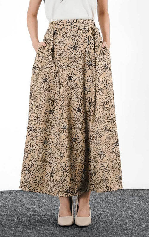  Isadora Skirt warna brown, rok panjang maxi potongan A-line lebar dengan motif bunga hitam yang kontras, dipadukan dengan tank top putih.1
