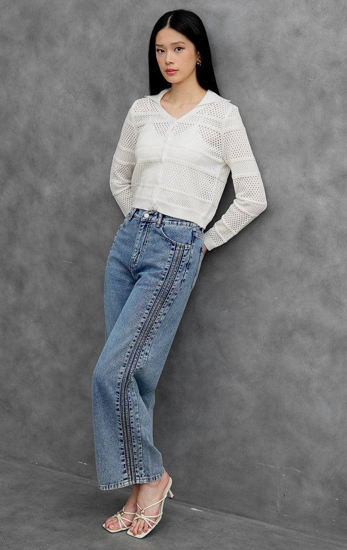 Kardigan rajut wanita lengan panjang warna putih (white) Cyra Cardigan berkerah kemeja dengan tekstur motif rajut berlubang (perforated ridge) dan bukaan kancing depan.