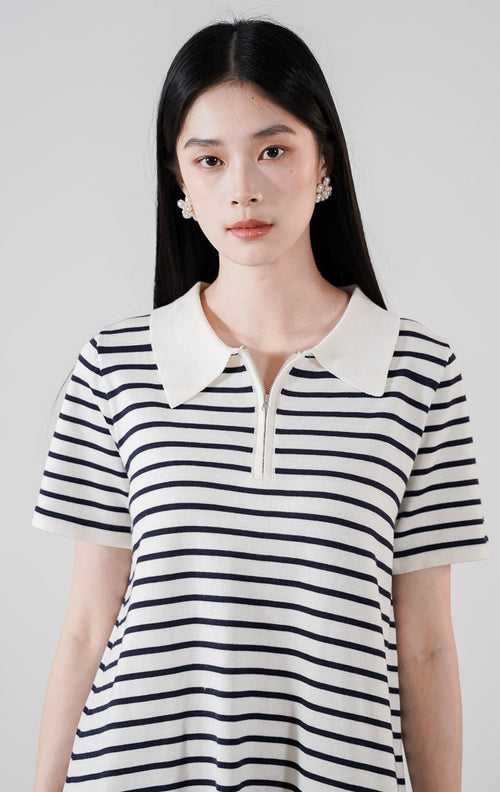 Kayona Dress warna ivory, mini dress rajut lengan pendek motif garis horizontal hitam dengan detail kerah polo putih dan resleting depan.