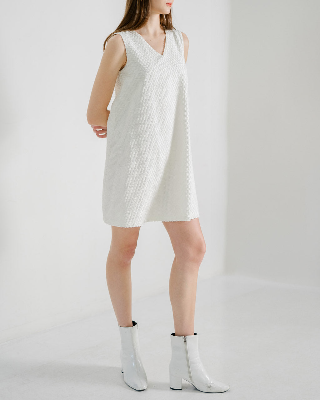 Pamela Textured Sleeveless White Dress – Gaun Casual Wanita - 788223