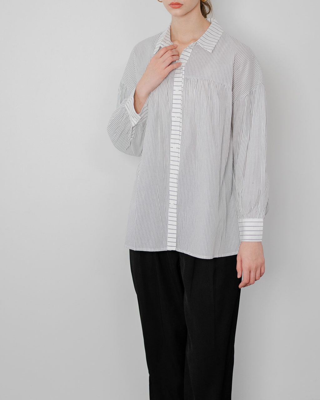 Cory Oversized Stripped White Shirt – Kemeja Wanita Lengan Panjang - 188338