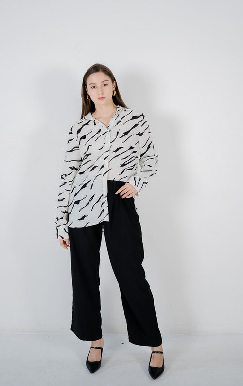Celia Pattern Loose White Shirt – Atasan Kemeja Wanita - 188418