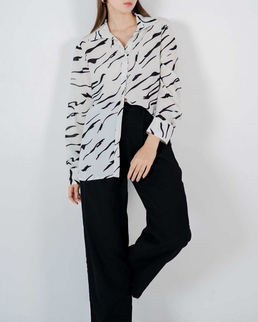 Celia Pattern Loose White Shirt – Atasan Kemeja Wanita - 188418