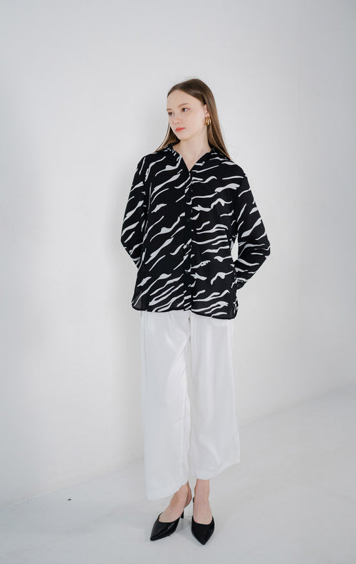Celia Pattern Loose Black Shirt – Atasan Casual Wanita - 188417