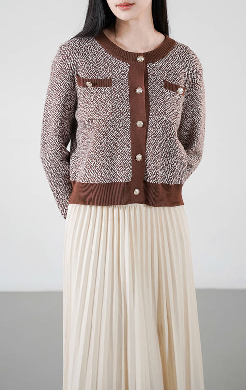 Monique Cardigan warna dark brown, kardigan rajut pola dua warna dengan detail garis hitam kontras, dua saku dada, dan kancing emas bulat di bagian depan.Nathaniel 