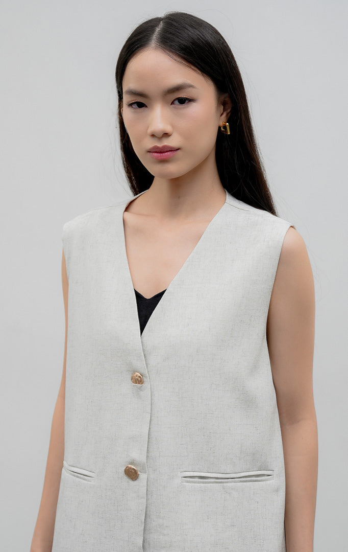 Rompi panjang wanita (longline vest) tanpa lengan warna abu-abu muda (light grey) Viravia Vest berbahan campuran katun-poliester terstruktur dengan kerah V-neck, bukaan kancing depan, dan saku samping. 