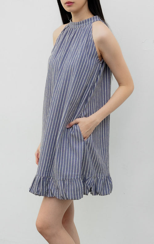 Gaun terusan wanita model midi warna abu-abu (grey) Rosabella Dress bermotif garis halus (pinstripe) dengan model leher halter neck, bahan crinkle polyester, dan detail ikatan tali belakang.
