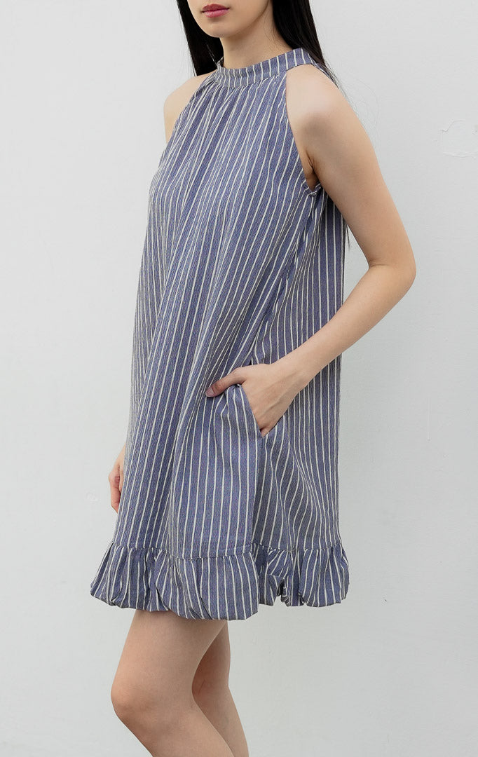 Gaun terusan wanita model midi warna abu-abu (grey) Rosabella Dress bermotif garis halus (pinstripe) dengan model leher halter neck, bahan crinkle polyester, dan detail ikatan tali belakang.
