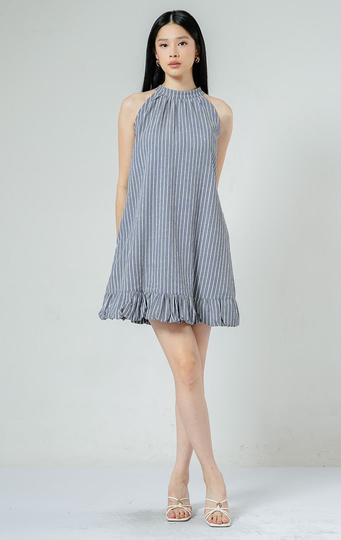 Gaun terusan wanita model midi warna abu-abu (grey) Rosabella Dress bermotif garis halus (pinstripe) dengan model leher halter neck, bahan crinkle polyester, dan detail ikatan tali belakang.