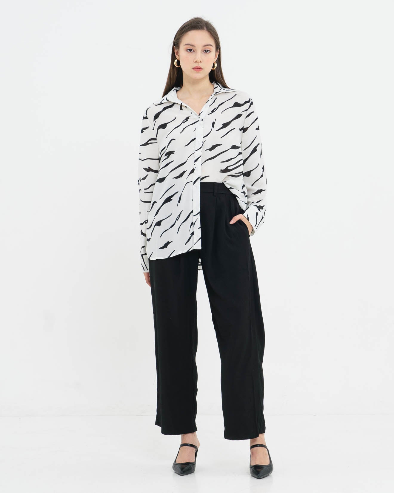 Celia Pattern Loose White Shirt – Atasan Kemeja Wanita - 188418