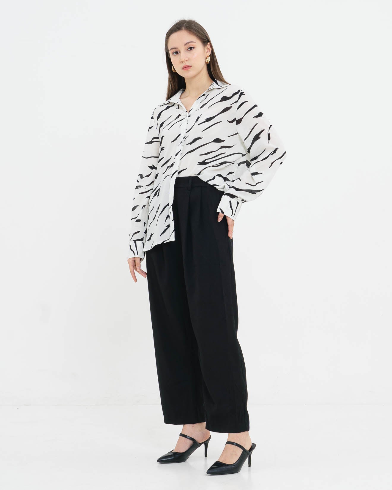 Celia Pattern Loose White Shirt – Atasan Kemeja Wanita - 188418