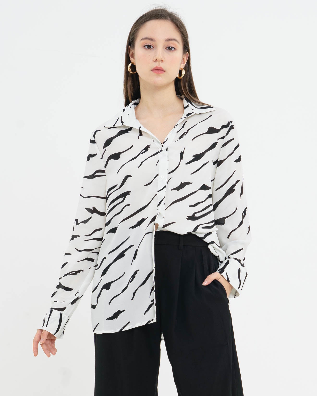 Celia Pattern Loose White Shirt – Atasan Kemeja Wanita - 188418