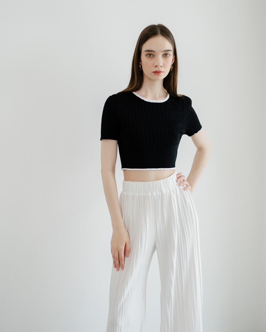 Lisa Knit Crop Black Top - Atasan Rajut Lengan Pendek Wanita - 189421