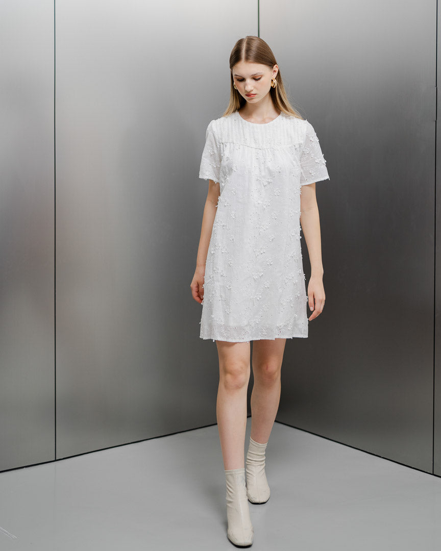 Cassie Crochet White Dress – Gaun Midi Wanita - 789322