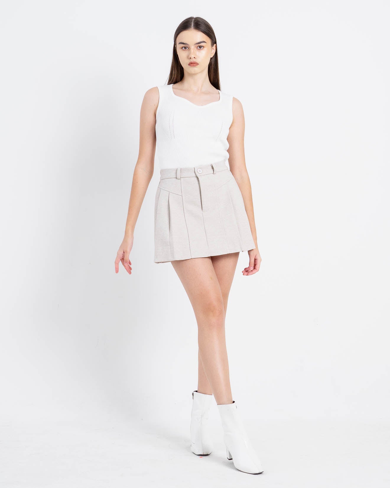 Anya Wool Pleats Ivory Skort – Celana Pendek Casual Wanita - 288522