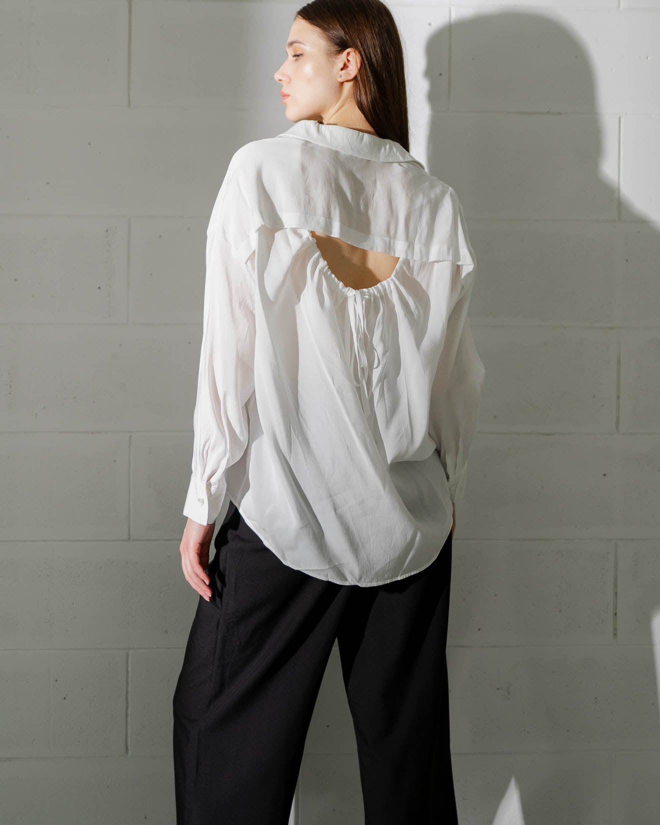 Avery Oversized Adjustable Back White Shirt – Blouse Wanita Lengan Panjang - 189933