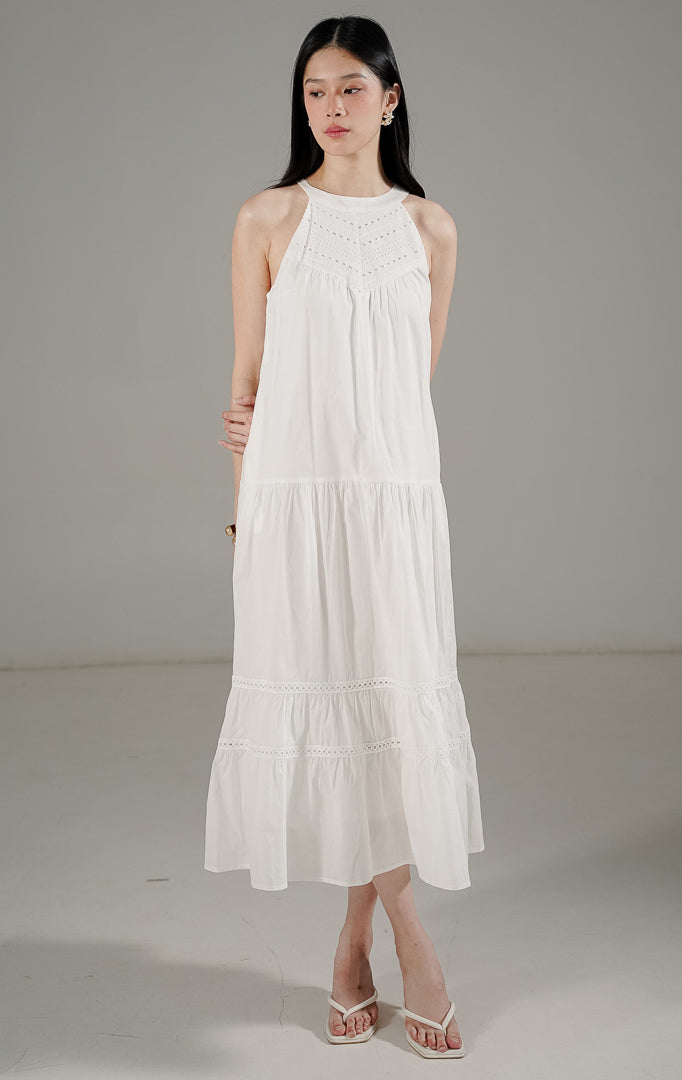 Lizka Dress White dari This Is April, dress rajut putih tanpa lengan dengan detail open back dan kancing belakang.